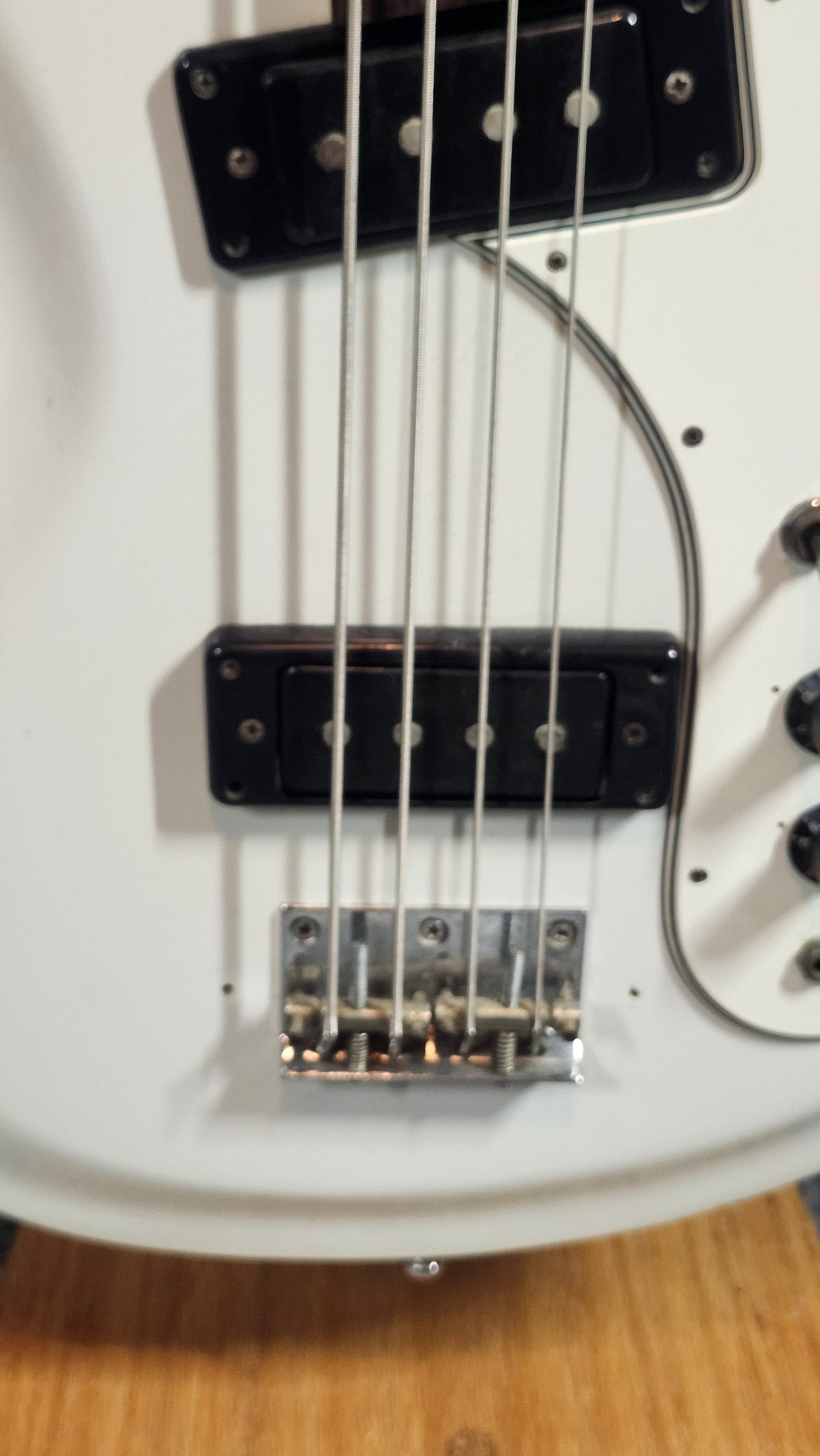 Univox Hi-Flier Phase II U1802B Bass White MIJ + Gig Bag