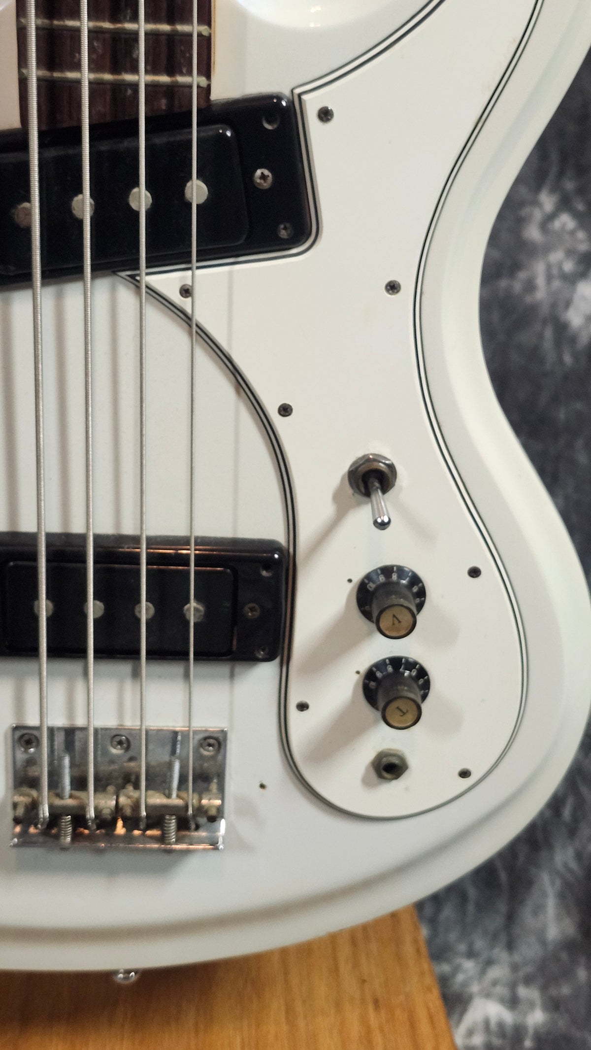 Univox Hi-Flier Phase II U1802B Bass White MIJ + Gig Bag
