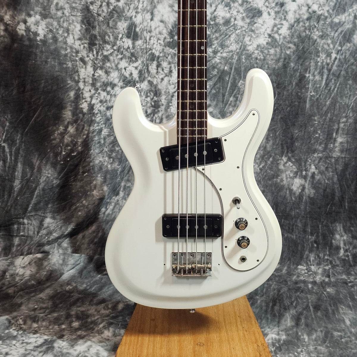 Univox Hi-Flier Phase II U1802B Bass White MIJ + Gig Bag